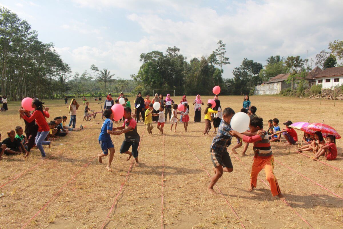 Coronation Family Party Game Idea: Royal Balloon Races